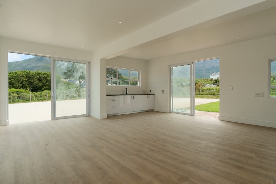 6 Bedroom Property for Sale in Meadowsteads Western Cape